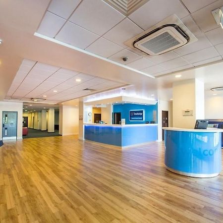 Mercure London Gatwick Airport Horley Exterior photo