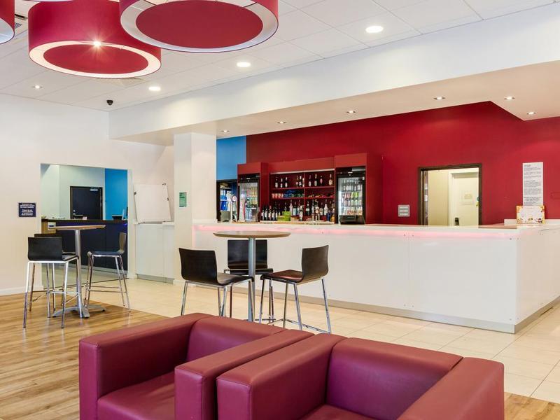 Mercure London Gatwick Airport Horley Exterior photo