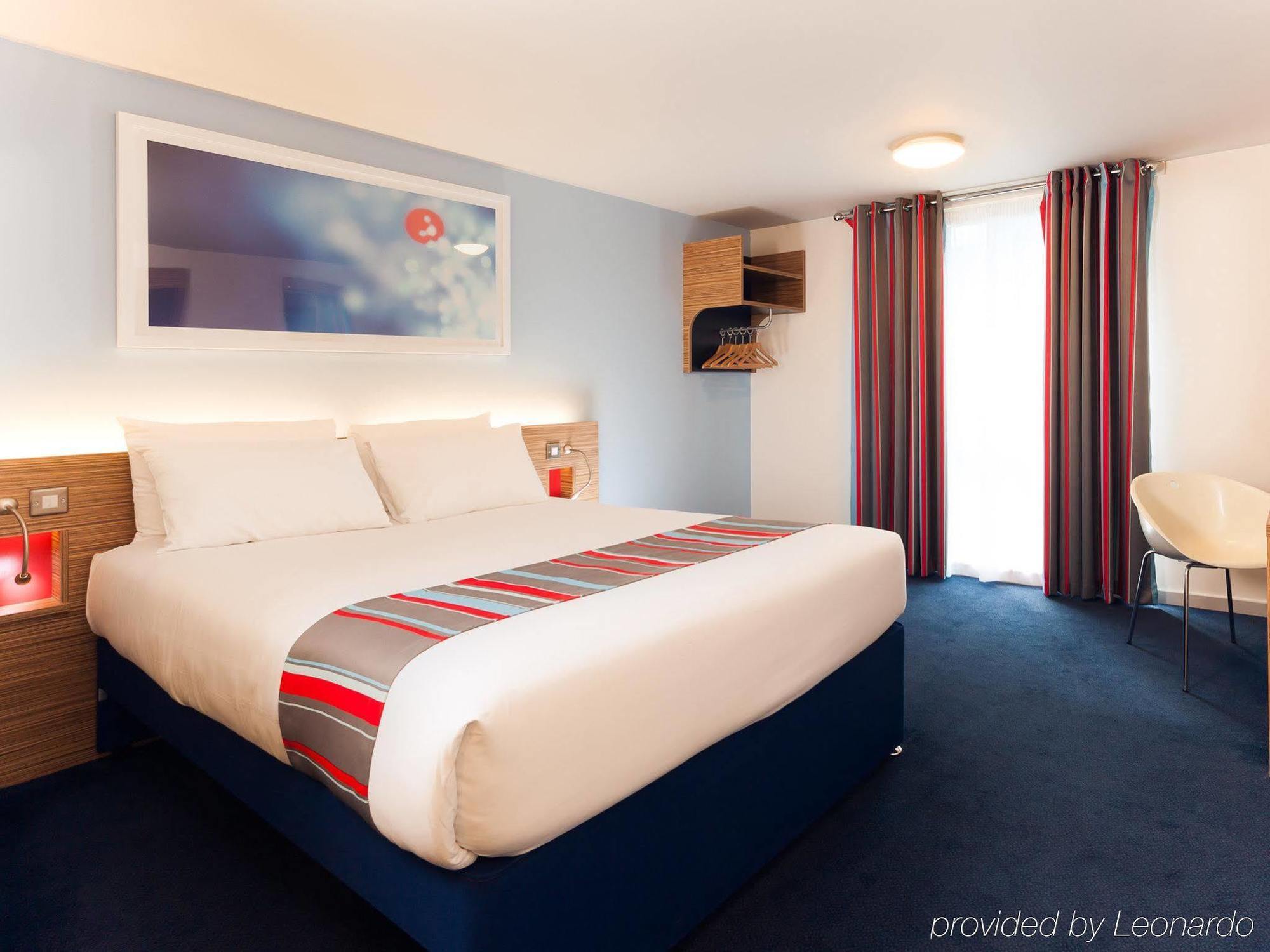 Mercure London Gatwick Airport Horley Exterior photo